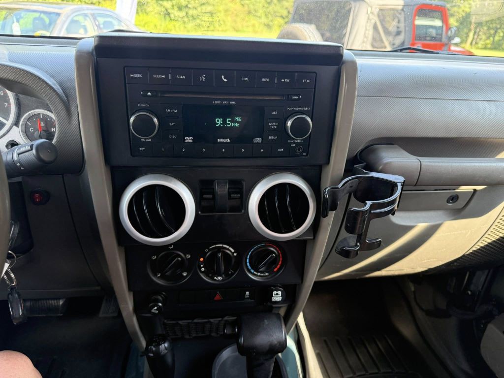 2010 Jeep Wrangler Image 21