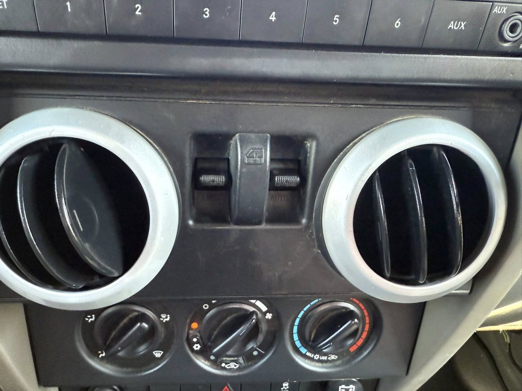 2010 Jeep Wrangler Image 25