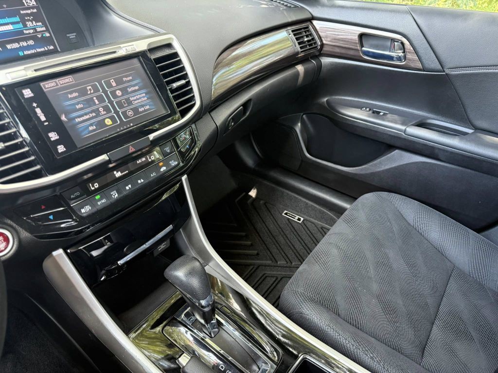 2017 Honda Accord Image 19