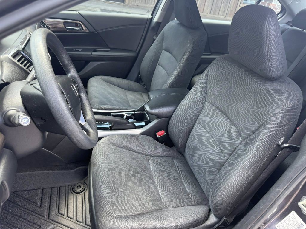 2017 Honda Accord Image 24