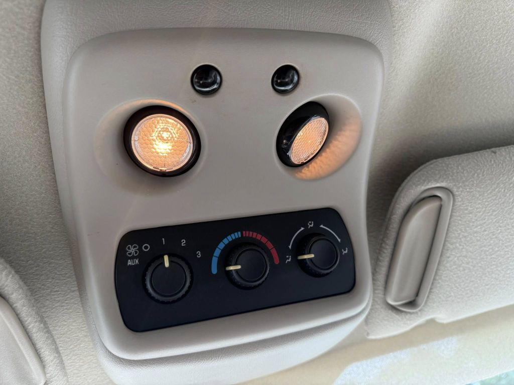 2004 Chevrolet Tahoe Image 34