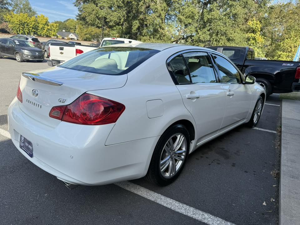 2011 INFINITI G37 Image 2