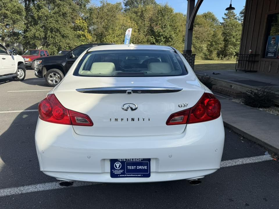 2011 INFINITI G37 Image 11