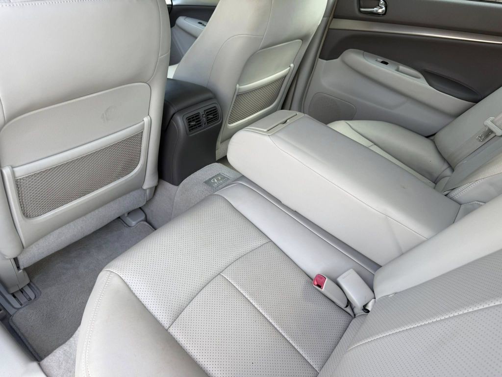 2011 INFINITI G37 Image 16