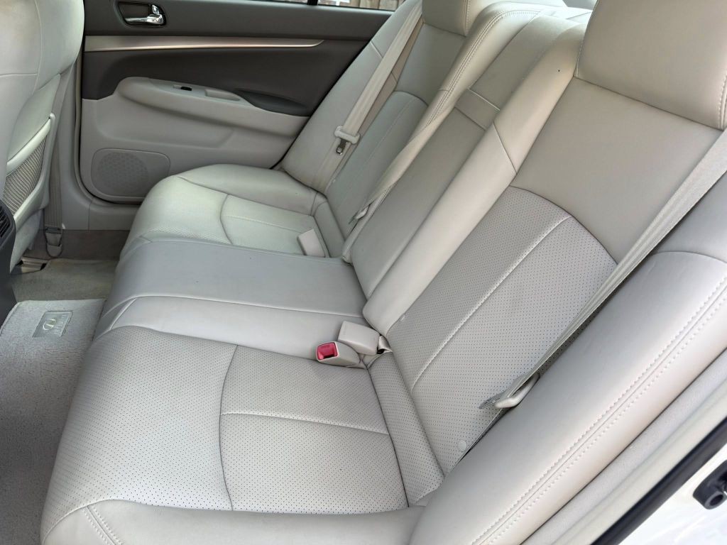 2011 INFINITI G37 Image 17