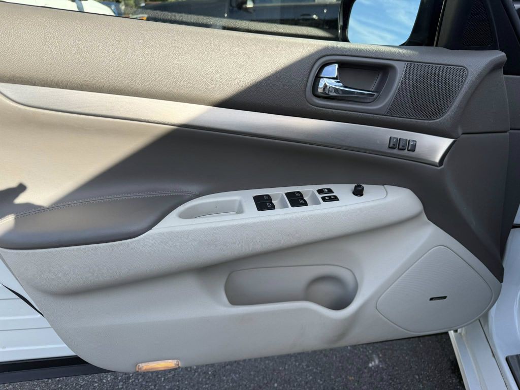 2011 INFINITI G37 Image 18