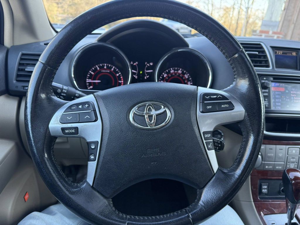 2013 Toyota Highlander Image 22