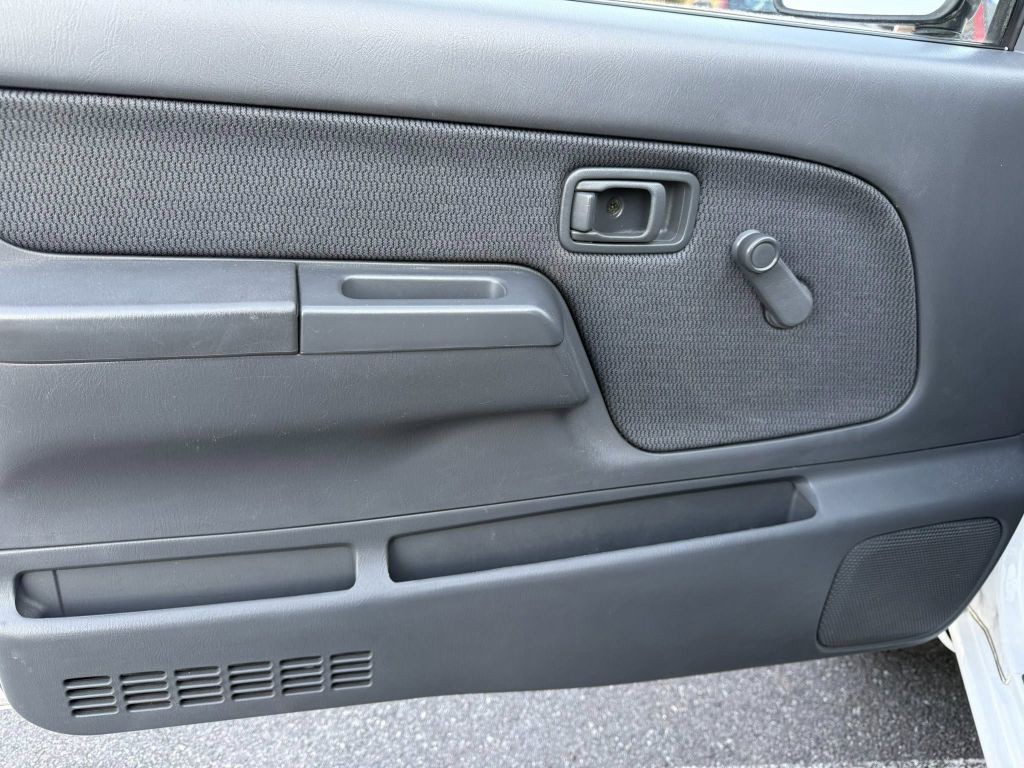 2003 Nissan Frontier Image 31