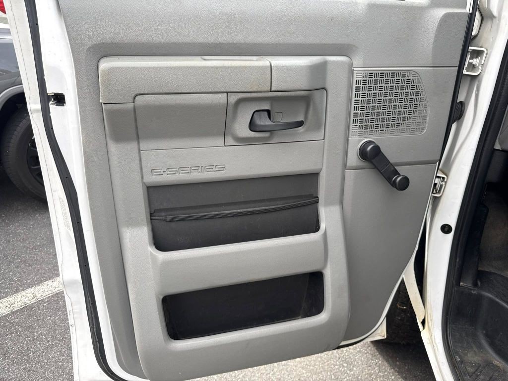 2014 Ford Econoline Image 32