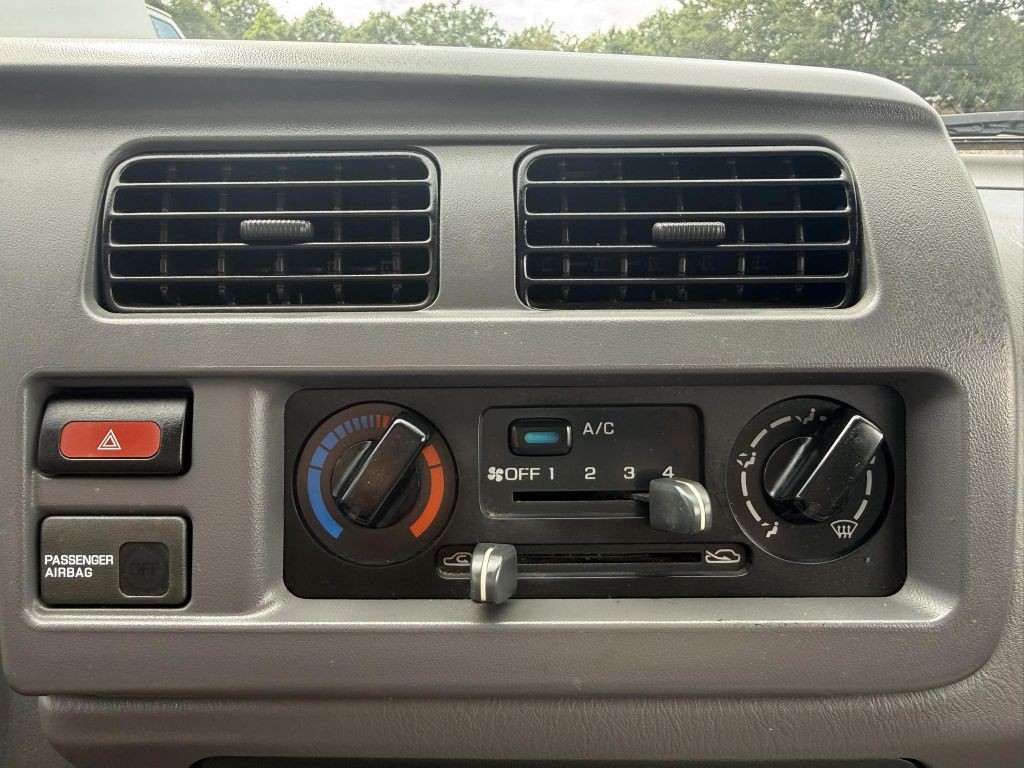 1998 Nissan Frontier Image 18