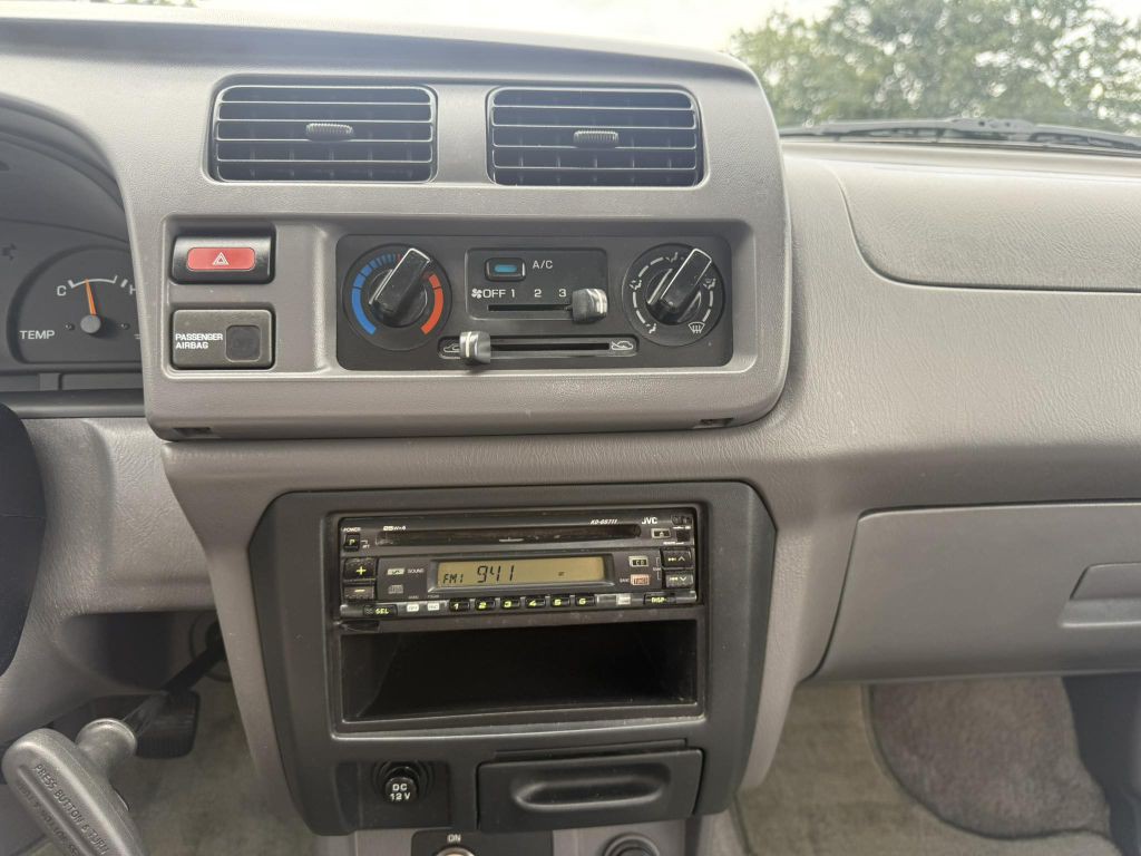 1998 Nissan Frontier Image 19