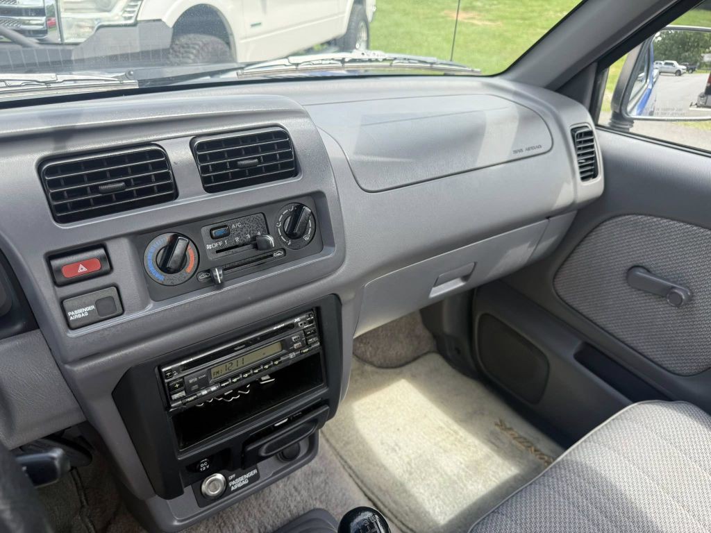 1998 Nissan Frontier Image 20