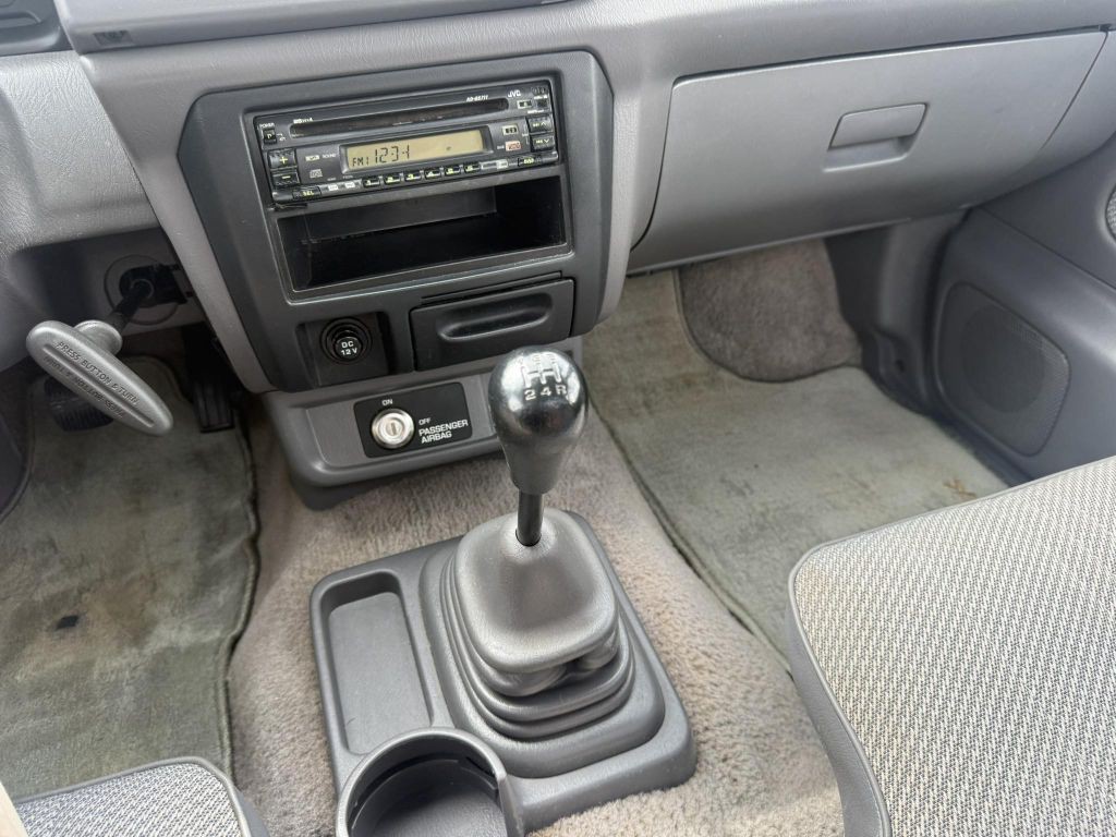1998 Nissan Frontier Image 27