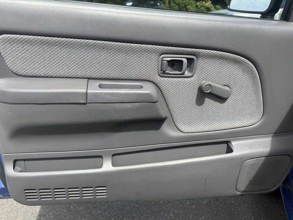 1998 Nissan Frontier Image 30