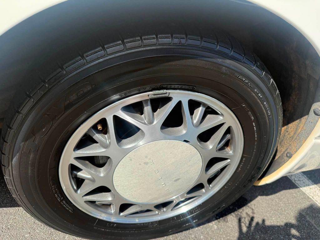 2004 Buick LeSabre Image 28