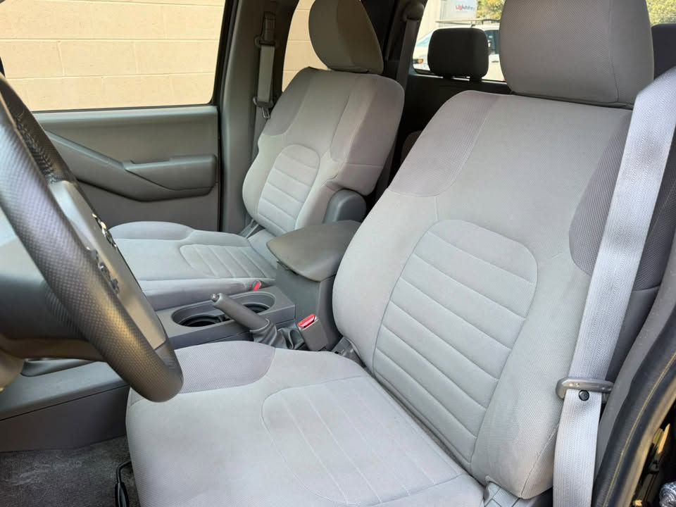 2010 Nissan Frontier Image 24