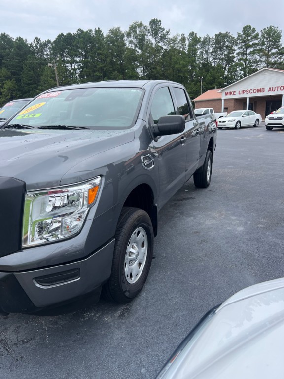 2022 Nissan Titan Image 2