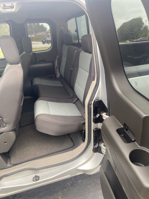 2004 Nissan Titan Image 8