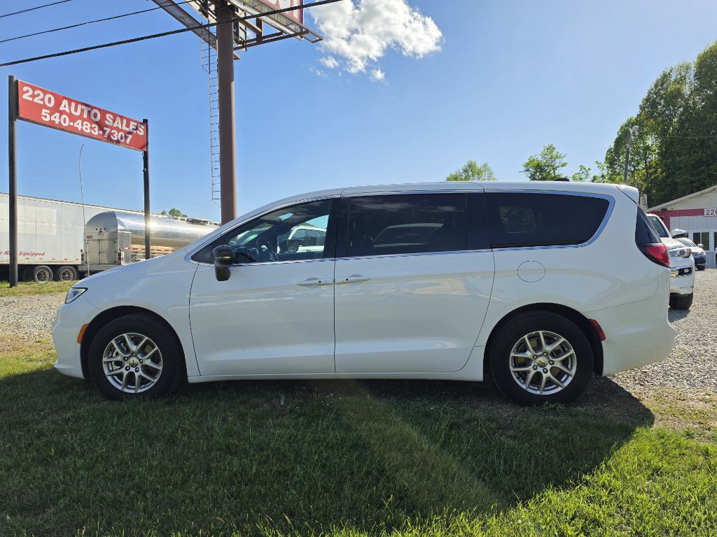 2025 Chrysler Pacifica Image 3
