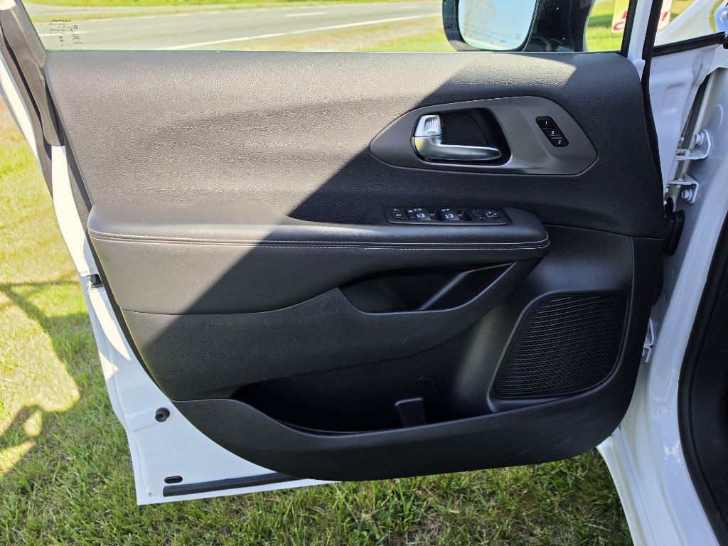 2025 Chrysler Pacifica Image 7