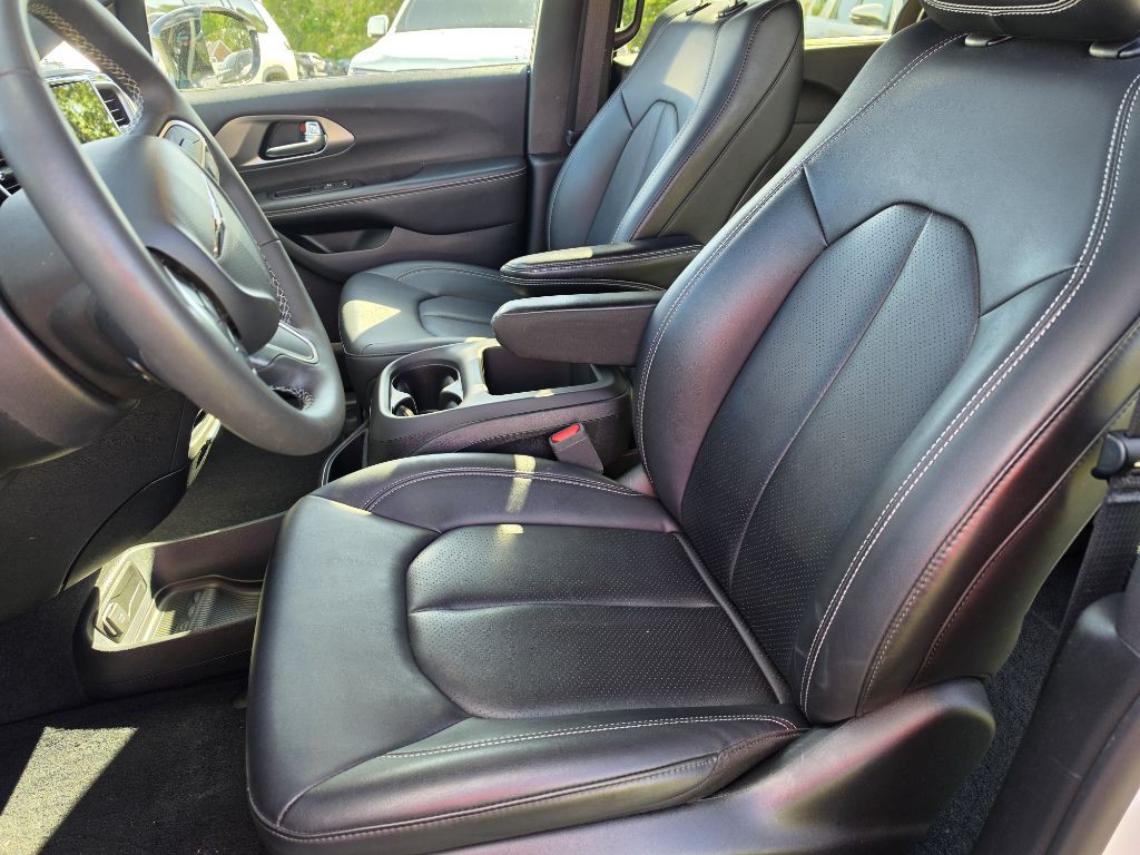 2025 Chrysler Pacifica Image 8
