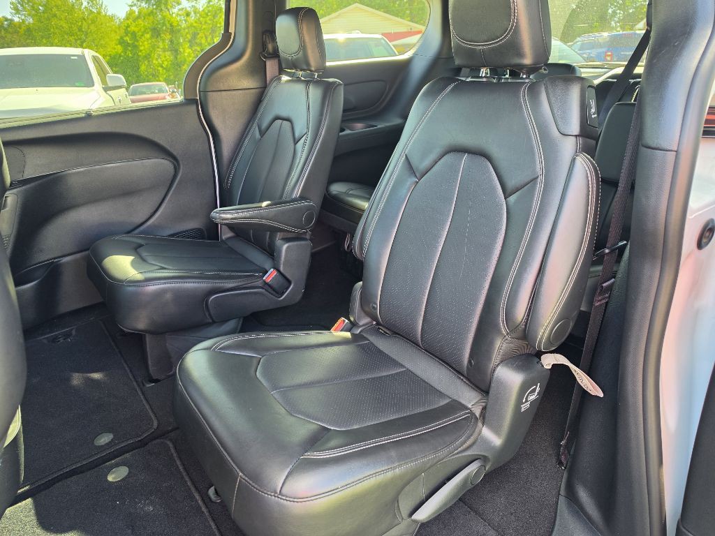 2025 Chrysler Pacifica Image 9