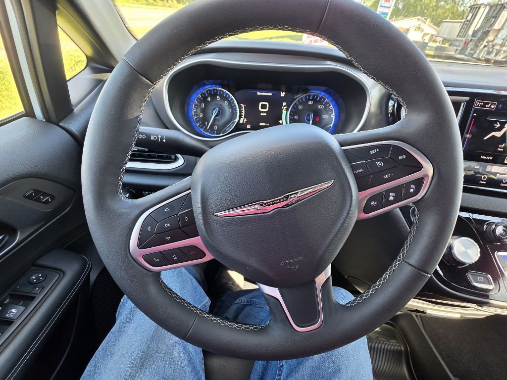 2025 Chrysler Pacifica Image 13