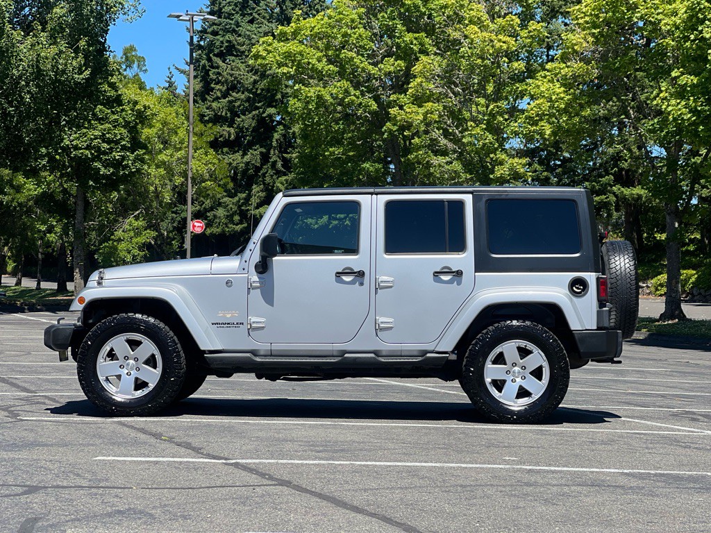 2011 Jeep Wrangler Unlimited Image 2