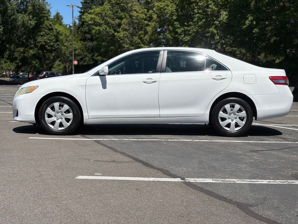 2011 Toyota Camry Image 2