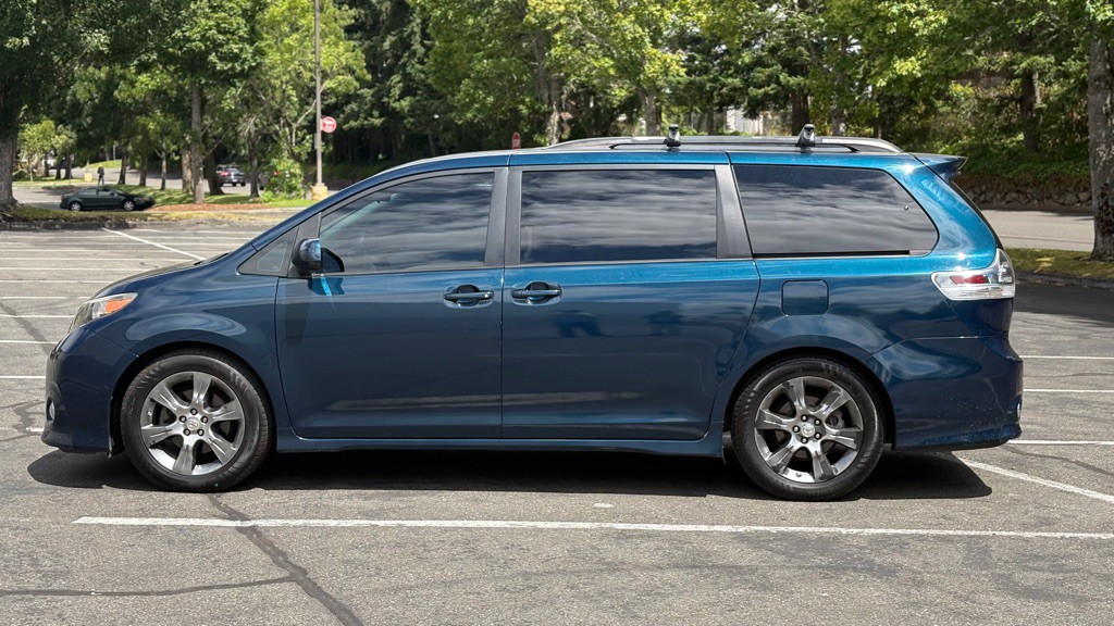 2011 Toyota Sienna Image 2