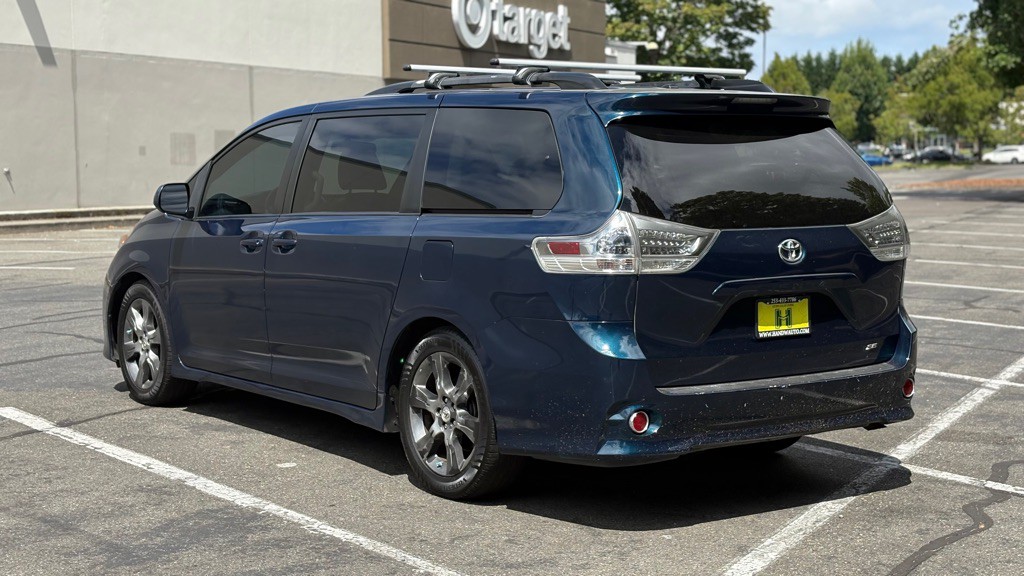 2011 Toyota Sienna Image 3