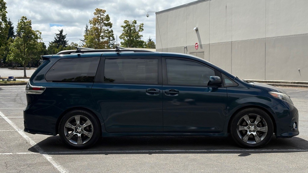2011 Toyota Sienna Image 6