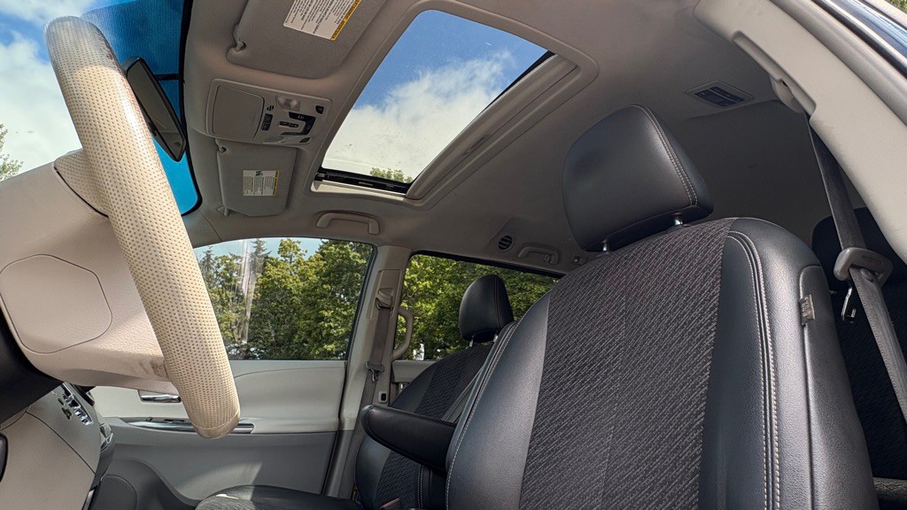 2011 Toyota Sienna Image 9