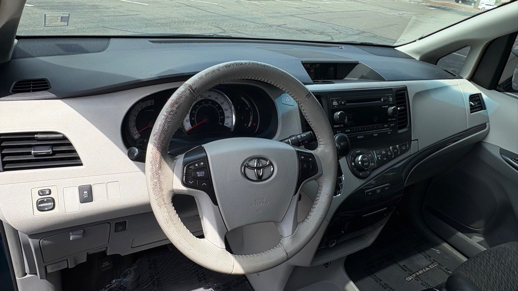 2011 Toyota Sienna Image 10