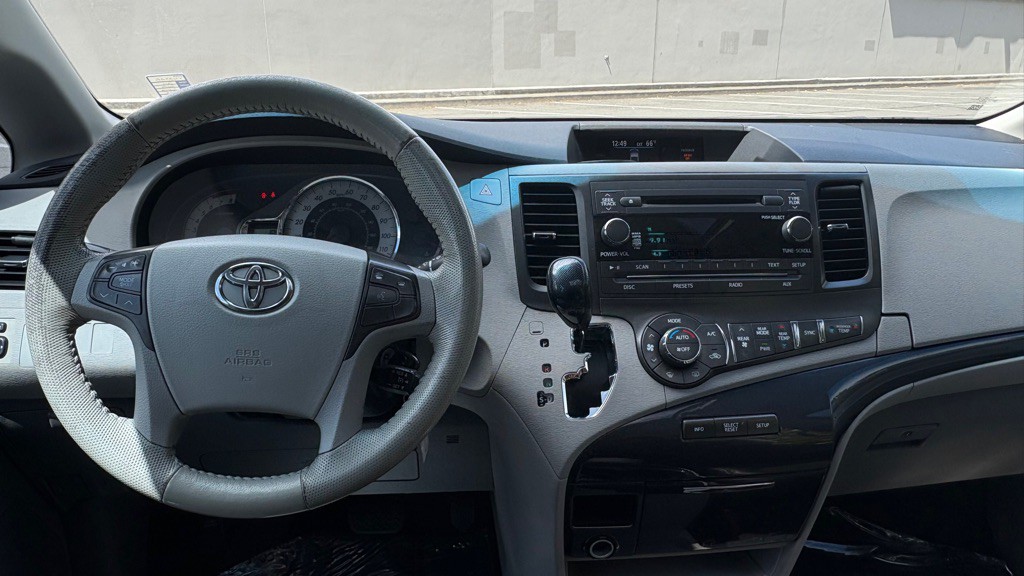 2011 Toyota Sienna Image 11