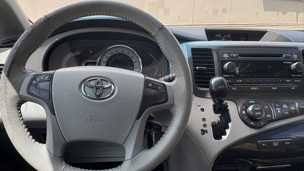 2011 Toyota Sienna Image 12