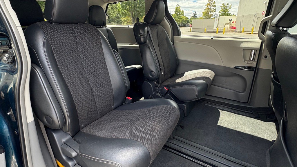 2011 Toyota Sienna Image 15