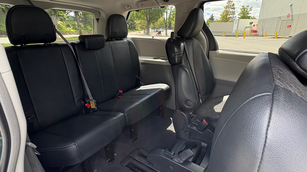 2011 Toyota Sienna Image 16