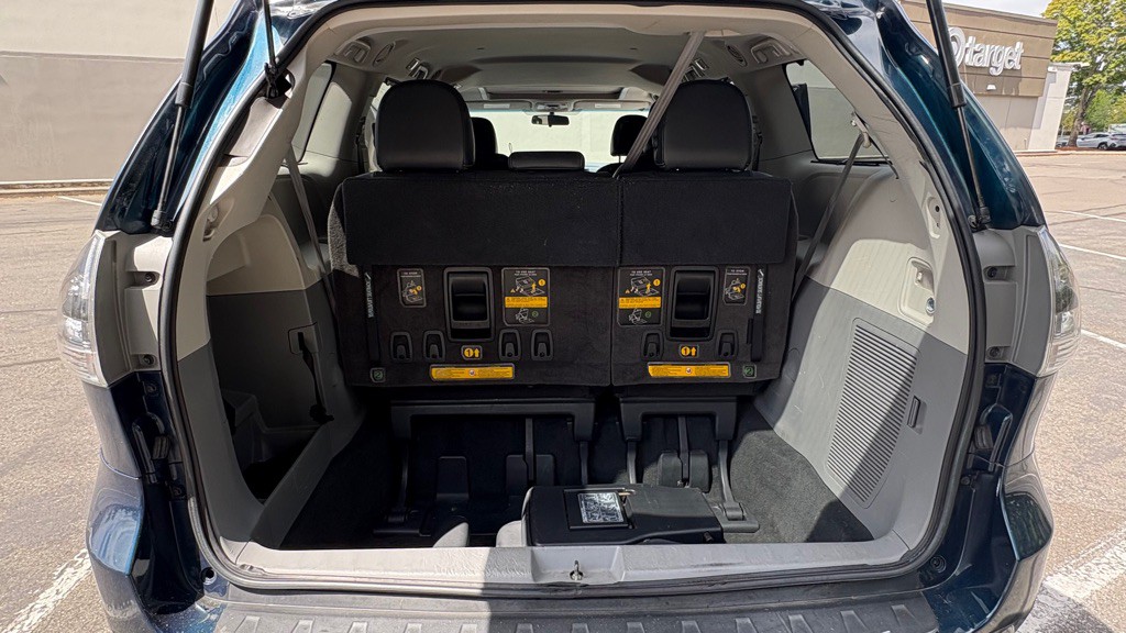2011 Toyota Sienna Image 17