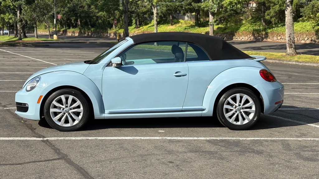 2013 Volkswagen Beetle Image 2