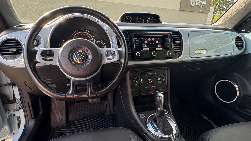 2013 Volkswagen Beetle Image 11