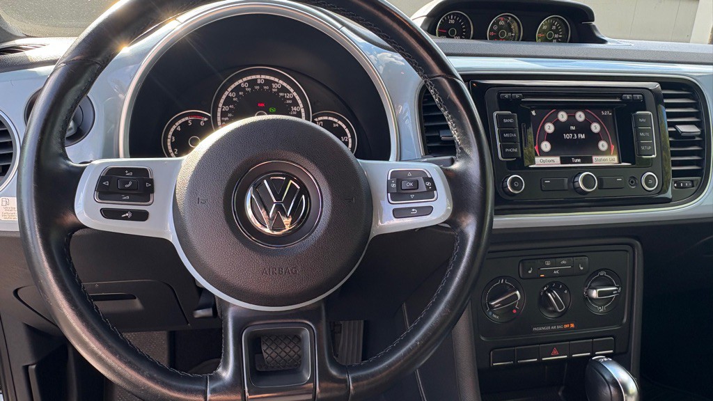 2013 Volkswagen Beetle Image 12