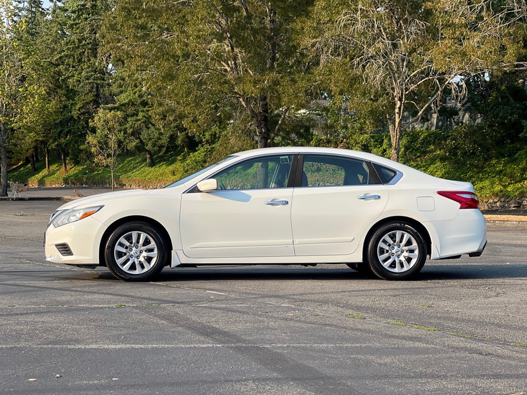 2017 Nissan Altima Image 2