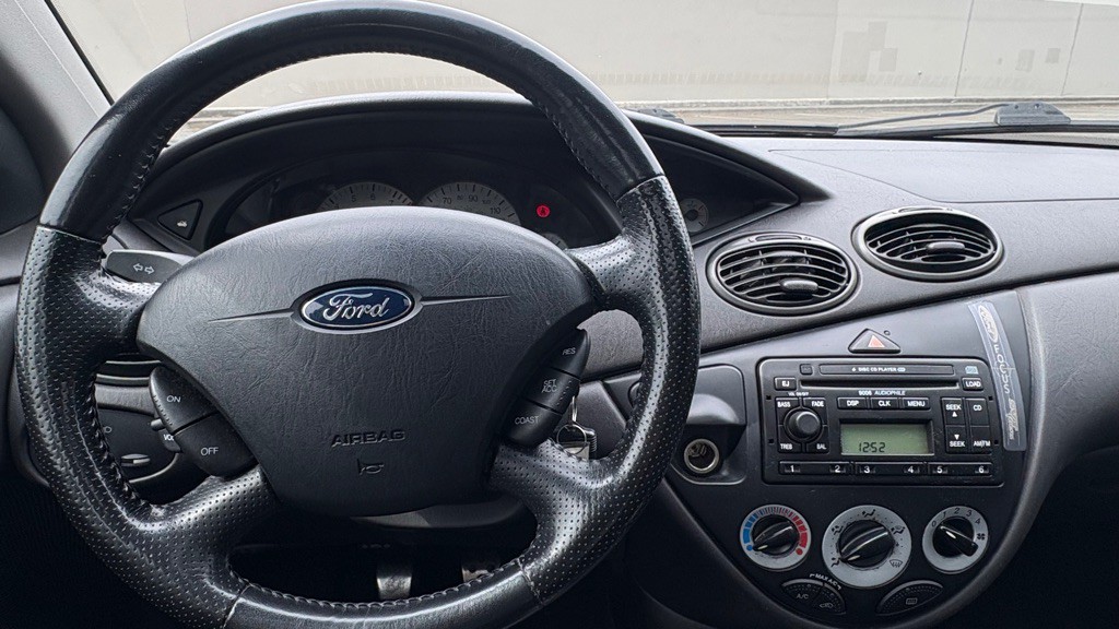 2003 Ford Focus Image 12