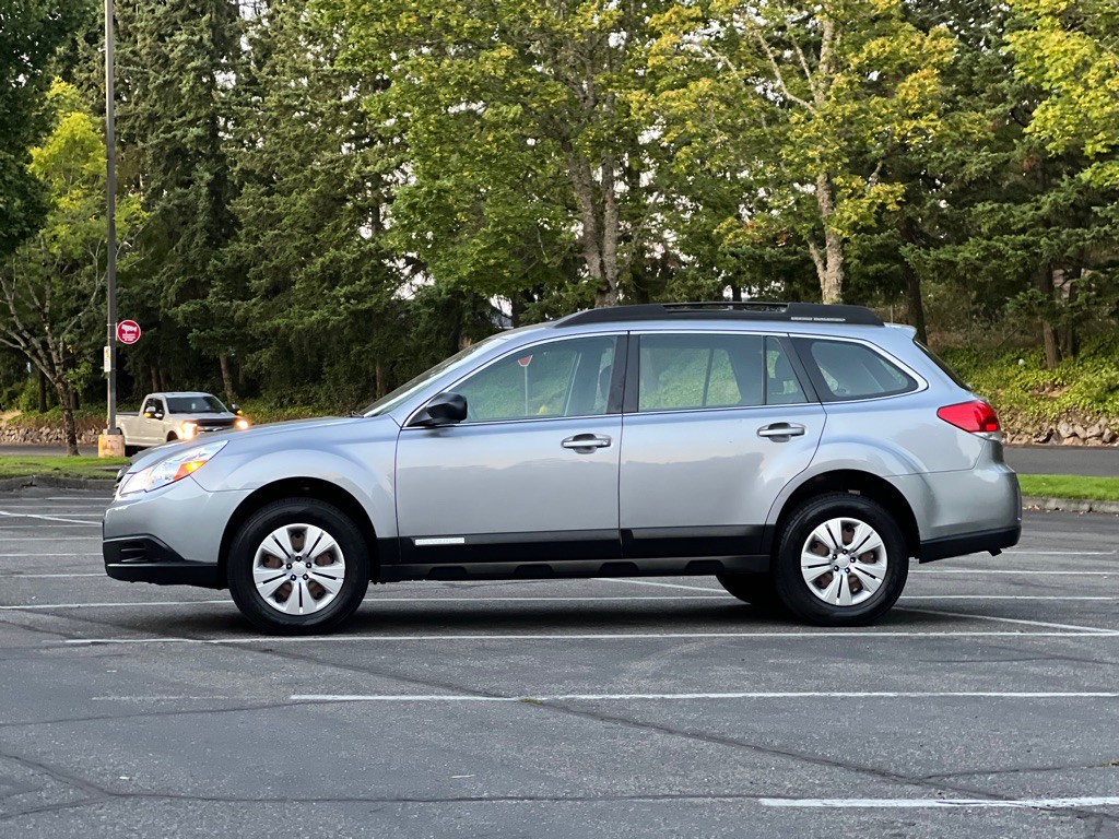 2010 Subaru Outback Image 2