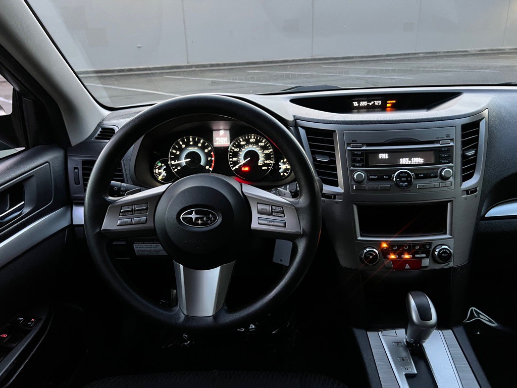2010 Subaru Outback Image 12