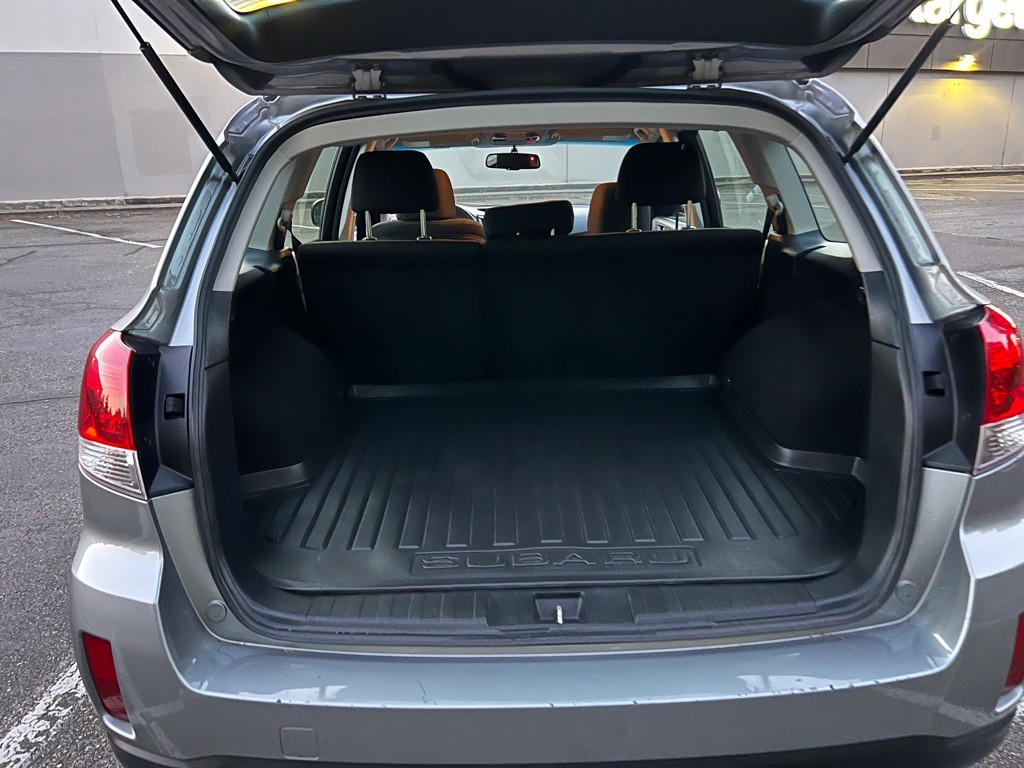 2010 Subaru Outback Image 17