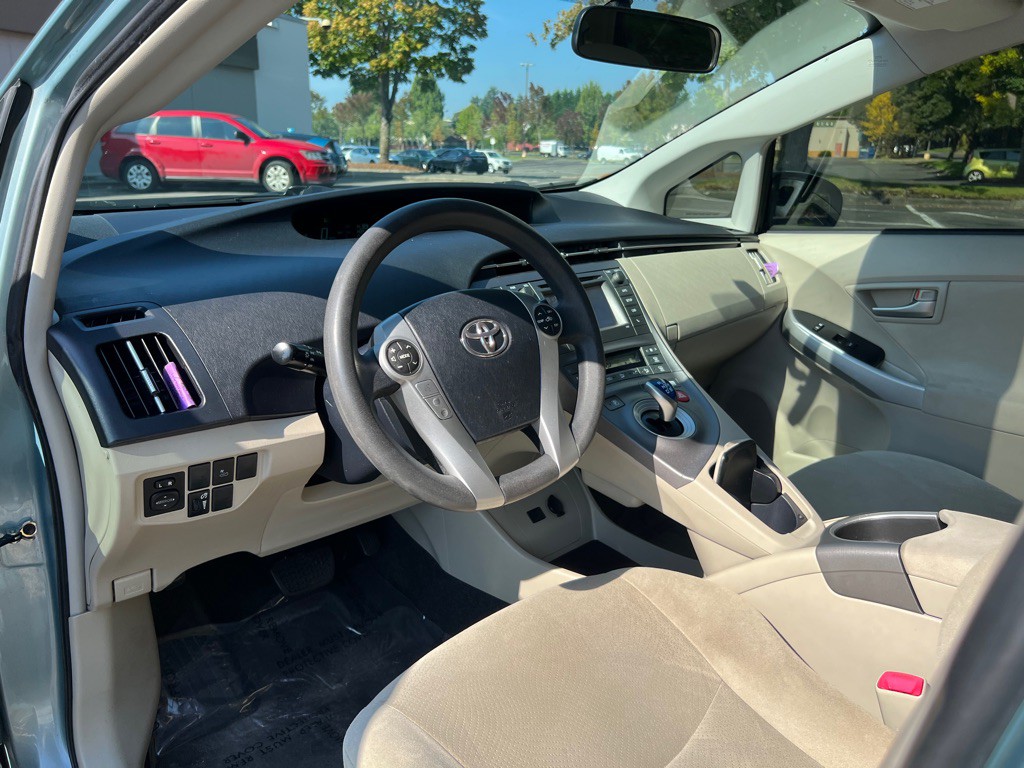 2013 Toyota Prius Image 10