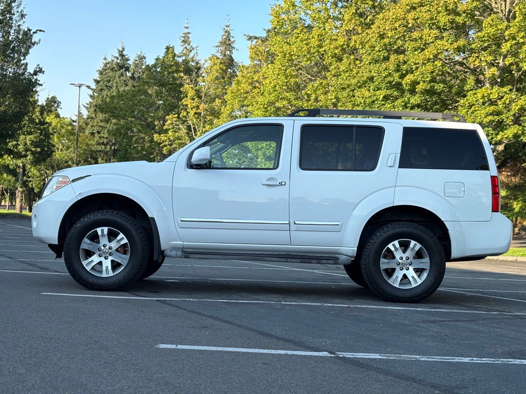 2011 Nissan Pathfinder Image 2