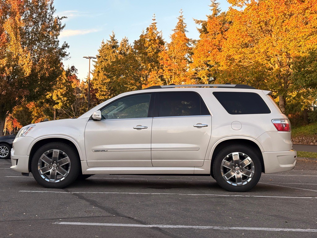 2011 GMC Acadia Image 2